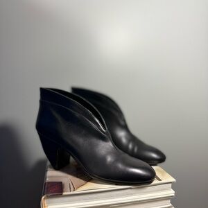 Marc Jacobs Black Heeled Leather Bootie’s